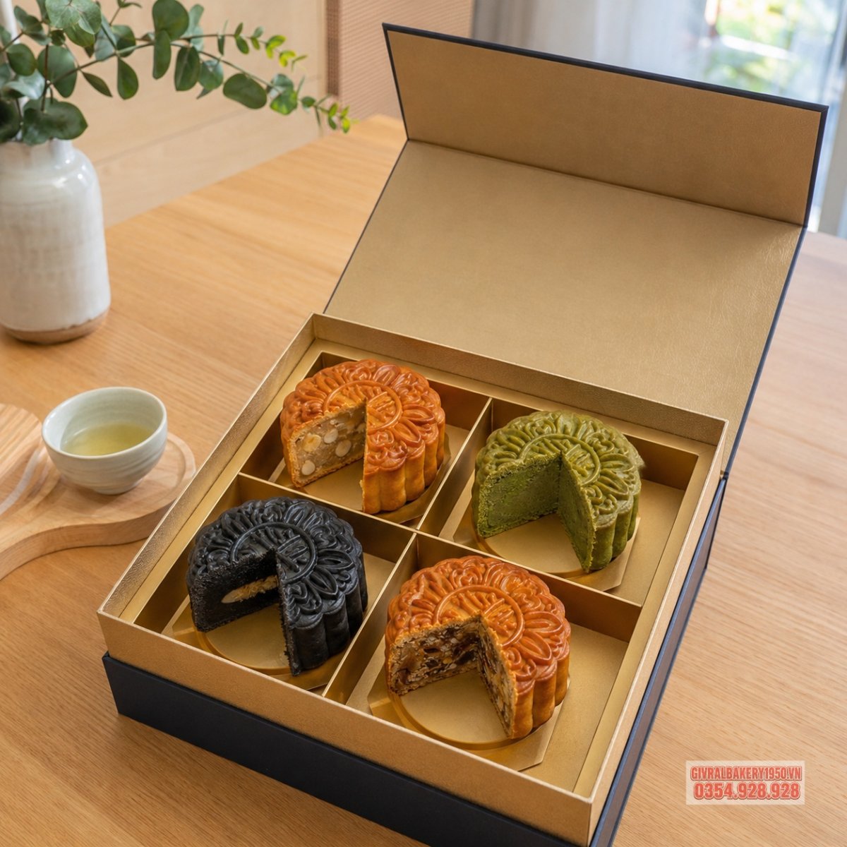 Hộp bánh trung thu Givral cao cấp đặt trên bàn gỗ sáng, mở nắp hộp để thấy 4 bánh với nhiều loại nhân khác nhau, ánh sáng ấm, phong cách quà biếu sang trọng